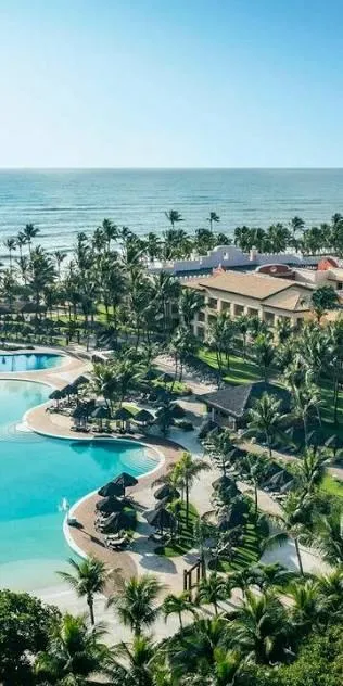 Resort con piscina rodeada de palmeras